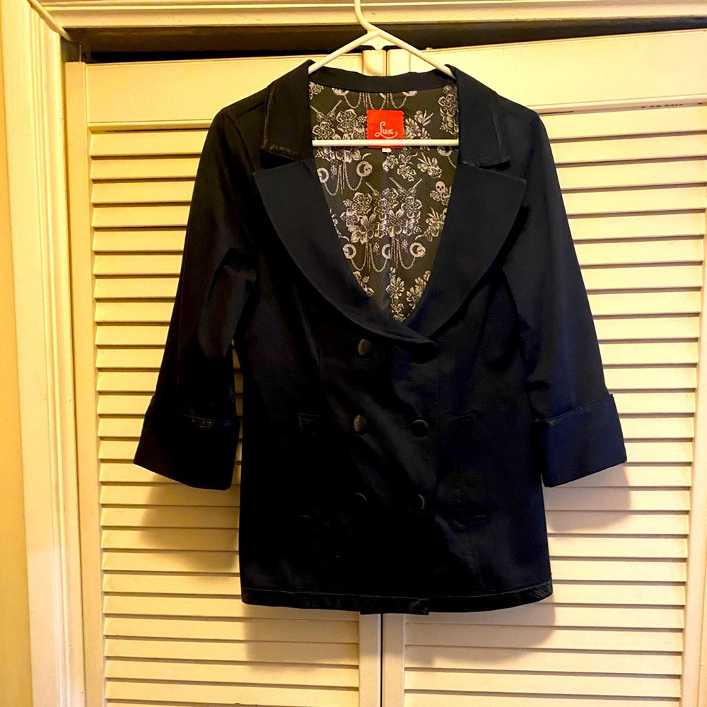 Lux Form Fitting Buttoned Black Jacket